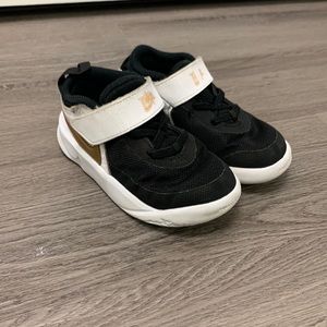 Nike boys team hustle D 10 sneakers - size 10C